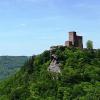 Blick auf den Pfälzerwald und Burg Trifels