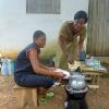 Togoische NaturFreunde mit Holz sparendem Kocher