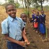Schüler im Garten des Nambala-Schulprojektes