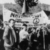 Foto: Saarländische NaturFreunde bei der großen Menschenkette im Jahr 1984 von Stuttgart nach Neu-Ulm gegen die Nachrüstung in den NATO-Mitgliedsstaaten.
