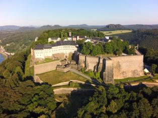 Blick von oben auf die Festung Königstein, verlinkt auf www.saechsische-schweiz.de