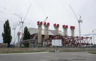 Bauarbeiten am Sarkophag in Tschernobyl (2013).