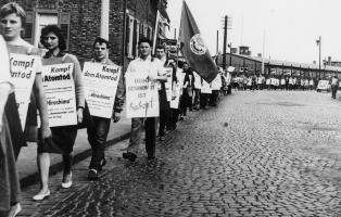 „Kampf dem Atomtod“-Demonstration der hessischen Naturfreundejugend nach Offenbach (1959).