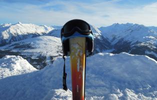 Winterlandschaft mit Helm auf Ski