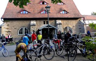 Radgruppe Stuttgart vor der Jugendherberge in Rothenburg