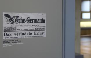 Schlagzeile des „Echo Germania“ im Oktober 1927, gezeigt in der Ausstellung „Techniker der Endlösung“ im Erfurter Erinnerungsort Topf & Söhne.