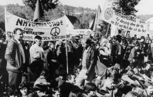 Saarländische NaturFreunde bei der großen Menschenkette im Jahr 1984 von Stuttgart nach Neu-Ulm gegen die Nachrüstung in den NATO-Mitgliedsstaaten. Foto: Saarländische NaturFreunde bei der großen Menschenkette im Jahr 1984 von Stuttgart nach Neu-Ulm gegen die Nachrüstung in den NATO-Mitgliedsstaaten.