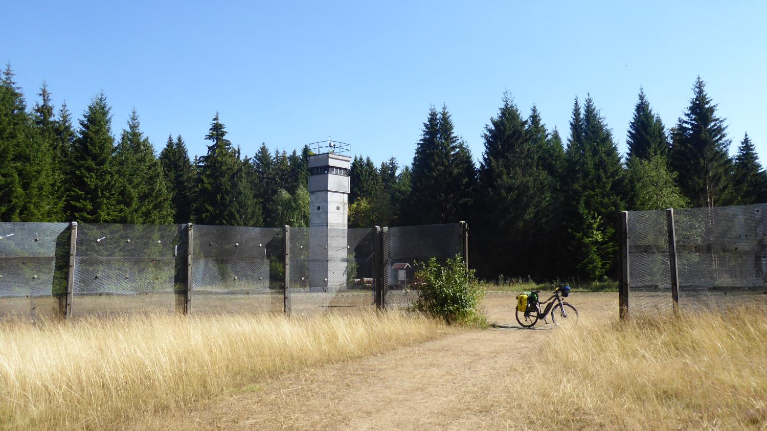 die grûnen fahren demnãchst die kranken mit dem fahrrad weg